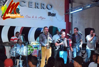 Willy Castillo En El CerroBar De MonciÃ³n 29-8-2015
Palabras clave: moncion;cerro bar;musica tipica;municipio moncion;losmoncionero.com