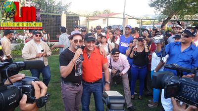 Raulin Rodriguez En La Casa De Abel Martinezï»¿ En Moncion, Con El Equipo De Softbol De La Camara De Diputados
