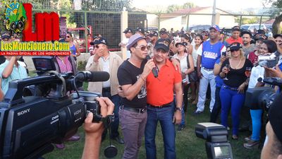 Raulin Rodriguez En La Casa De Abel Martinezï»¿ En Moncion, Con El Equipo De Softbol De La Camara De Diputados
