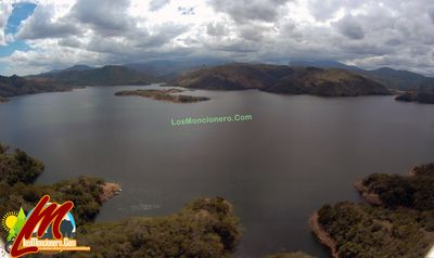 Con Un Sol Brillante y Una Brisa Fresca Tomamos Esta Imagen al Lago De La Presa De Moncion, Por La Zona Que Antes Era Magua 
