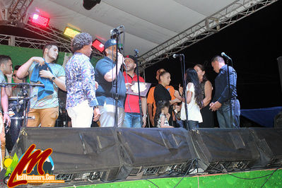 Grupo Tipico Rikar2nes En La Tarima Del Parque De Moncion , Osvaldo Tiburon Espinal y Elvin Rodriguez Entregaron Placa De Reconocimiento Al Grupo Como Revelacion Del aÃ±o, y un homenaje postumo al cantante Chico Torres
