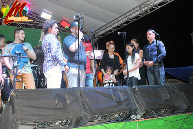 Grupo Tipico Rikar2nes En La Tarima Del Parque De Moncion , Osvaldo Tiburon Espinal y Elvin Rodriguez Entregaron Placa De Reconocimiento Al Grupo Como Revelacion Del aÃ±o, y un homenaje postumo al cantante Chico Torres
