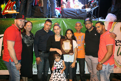 Grupo Tipico Rikar2nes En La Tarima Del Parque De Moncion , Osvaldo Tiburon Espinal y Elvin Rodriguez Entregaron Placa De Reconocimiento Al Grupo Como Revelacion Del aÃ±o, y un homenaje postumo al cantante Chico Torres
