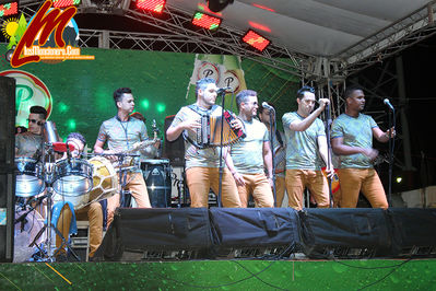 Grupo Tipico Rikar2nes En La Tarima Del Parque De Moncion , Osvaldo Tiburon Espinal y Elvin Rodriguez Entregaron Placa De Reconocimiento Al Grupo Como Revelacion Del aÃ±o, y un homenaje postumo al cantante Chico Torres
