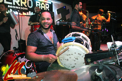 Urbanda En El Cerro Bar De MonciÃ³n, En Un Homenaje al Cantante Ido a Destiempo Â¨Chico TorresÂ¨ (El Inolvidable) Entregaron Placa De Reconocimiento a Los Familiares Del Fenecido Cantante. 06-8-2017
