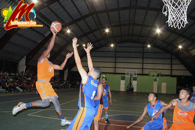 Sigue Con Ã‰xito 9no Torneo Baloncesto Moncionero entre los equipos 
