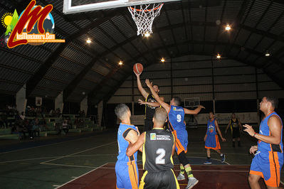 Semi Final Del Baloncesto Moncionero En El Polideportivo , El Equipo De Barrio Nuevo Gana El Primer Partido De La Serie Al Equipo De Proyecto y pone la serie 1-0 con 32 puntos de Carlos Delgado Â¨GarabitoÂ¨
