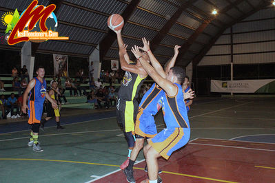 Semi Final Del Baloncesto Moncionero En El Polideportivo , El Equipo De Barrio Nuevo Gana El Primer Partido De La Serie Al Equipo De Proyecto y pone la serie 1-0 con 32 puntos de Carlos Delgado Â¨GarabitoÂ¨
