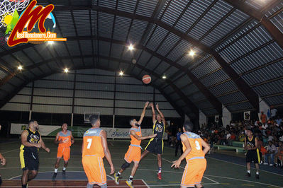 Equipo De Las Flores Le Ganan El Primer Juego De La Serie Final al Equipo De Barrio Nuevo 73-56 En El Baloncesto Moncionero Celebrado En El Polideportivo Municipal De MonciÃ³n.
