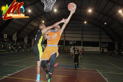 Equipo De Barrio Nuevo Le Gana a Las Flores 78 â€“ 73 y Se Coloca La Serie 2 a 1 a Favor de Barrio Nuevo a Ley de Un Partido Para Ser Los Campeones Del Baloncesto Moncionero 2017
