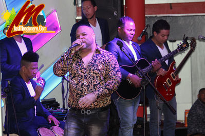 Fiesta Con Elvis Martinez En El Cerro Bar Moncion, A Casa Llena 23-12-2017

