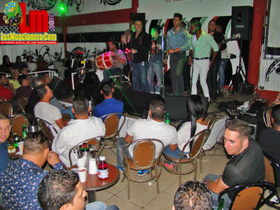 Robert Liriano The VIP En El Cerro Bar Moncion 05-4-2015
Palabras clave: Robert Liriano;The VIP;Cerro Bar Moncion;vitico;moncion;losmoncionero.com;presa;musica Tipica