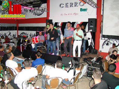 Robert Liriano The VIP En El Cerro Bar Moncion 05-4-2015
Palabras clave: Robert Liriano;The VIP;Cerro Bar Moncion;vitico;moncion;losmoncionero.com;presa;musica Tipica