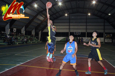 Semi Final Del Baloncesto Moncionero En El Polideportivo , El Equipo De Barrio Nuevo Gana El Primer Partido De La Serie Al Equipo De Proyecto y pone la serie 1-0 con 32 puntos de Carlos Delgado Â¨GarabitoÂ¨
