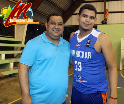 El Mejor Gerente De Baloncesto Del PaÃ­s, Cesar Saint-Hilaire Apoyando Su Hijo Marlon Saint-Hilaire Quien Estuvo Como Refuerzo En El Equipo De Proyecto Del Municipio De MonciÃ³n el Cual Hizo un Excelente Trabajo y El Pueblo Moncionero Lo AcogiÃ³ Como Un H
