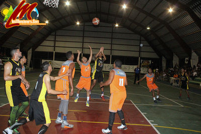 Equipo De Las Flores Le Ganan El Primer Juego De La Serie Final al Equipo De Barrio Nuevo 73-56 En El Baloncesto Moncionero Celebrado En El Polideportivo Municipal De MonciÃ³n.
