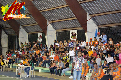 Equipo De Las Flores Le Ganan El Primer Juego De La Serie Final al Equipo De Barrio Nuevo 73-56 En El Baloncesto Moncionero Celebrado En El Polideportivo Municipal De MonciÃ³n.
