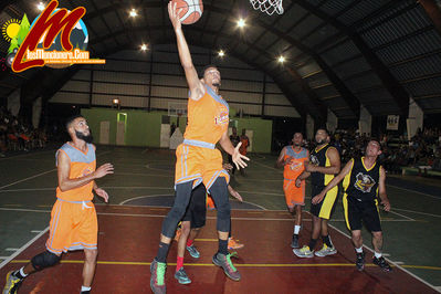 Equipo De Las Flores Le Ganan El Primer Juego De La Serie Final al Equipo De Barrio Nuevo 73-56 En El Baloncesto Moncionero Celebrado En El Polideportivo Municipal De MonciÃ³n.
