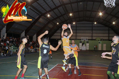 Equipo De Las Flores Le Ganan El Primer Juego De La Serie Final al Equipo De Barrio Nuevo 73-56 En El Baloncesto Moncionero Celebrado En El Polideportivo Municipal De MonciÃ³n.
