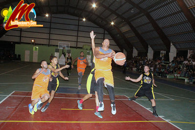 Equipo De Las Flores Le Ganan El Primer Juego De La Serie Final al Equipo De Barrio Nuevo 73-56 En El Baloncesto Moncionero Celebrado En El Polideportivo Municipal De MonciÃ³n.
