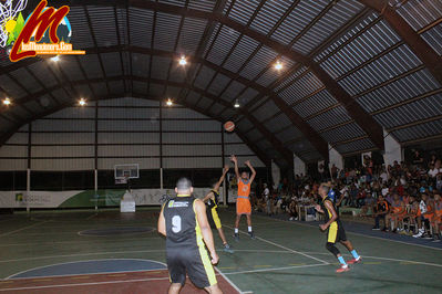 Equipo De Barrio Nuevo Le Gana a Las Flores 78 â€“ 73 y Se Coloca La Serie 2 a 1 a Favor de Barrio Nuevo a Ley de Un Partido Para Ser Los Campeones Del Baloncesto Moncionero 2017
