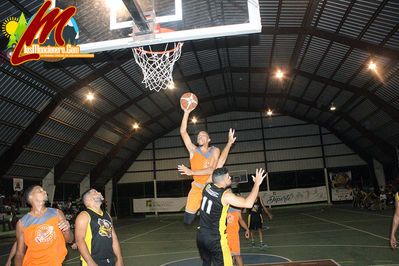 Equipo De Barrio Nuevo Le Gana a Las Flores 78 â€“ 73 y Se Coloca La Serie 2 a 1 a Favor de Barrio Nuevo a Ley de Un Partido Para Ser Los Campeones Del Baloncesto Moncionero 2017
