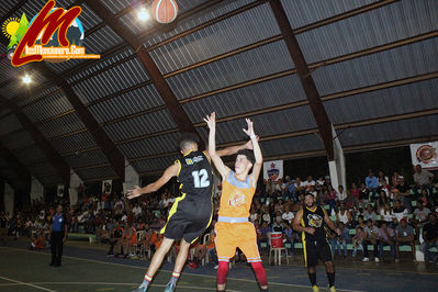 Equipo De Barrio Nuevo Le Gana a Las Flores 78 â€“ 73 y Se Coloca La Serie 2 a 1 a Favor de Barrio Nuevo a Ley de Un Partido Para Ser Los Campeones Del Baloncesto Moncionero 2017
