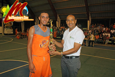 Lider En Asistencia: Yeffry Betances Del Equipo De Las Flores , Premio De La Ronda Regular Del 9no Torneo De Baloncesto Moncionero 2017
