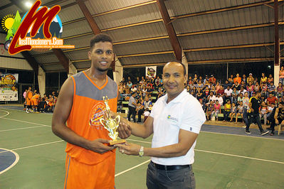 Lider En Rebotes : Francis Collado Del Equipo De Las Flores, Premio De La Ronda Regular Del 9no Torneo De Baloncesto Moncionero 2017
