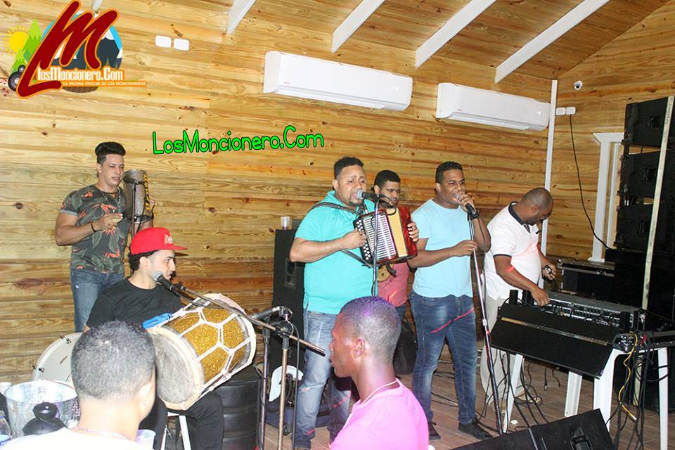 Raul Roman a Cuarteto En El Patio Liquor Store Moncion 12-10-2017